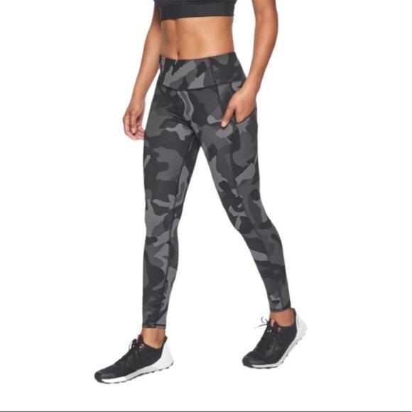 Athleta Camo Contender 7/8 Tight in Black/Grey Camo. Size S